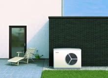 Jednostka zewnętrza powietrznej pompy ciepła przypomina z wyglądu klimatyzator