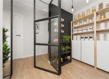 Lekko i przejrzyście: mieszkanie z przeszkloną spiżarnią Lekko i przejrzyście: mieszkanie z przeszkloną spiżarnią