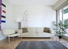 SLOWA KLUCZOWE: interno casa divano poltrona sedia nessuno arredamento mobili arredata apartamento abitazione tappeto arredo arredato pianta finestra lampada moderno design architettura moderna spazio detaglio cuscini sofa sala salotto