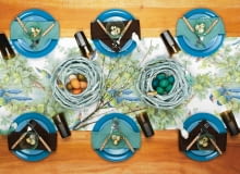 Geometrycznym porządkiem nowoczesnego nakrycia zawładnęła wiosenna przyroda. Gdy na talerzach przysiadły ptaszki, a na bieżniku pojawiły się realistyczne wzory roślinne, zrobiło się naprawdę miło i świątecznie. <BR /> DEKORACJE ŚWIĄTECZNE - STOŁY. Wianki-gniazda, śr. 30 cm 55 zł/szt. tendom.pl; Talerze obiadowe 7,99 zł/szt. IKEA; Talerze deserowe 5,45 zł/szt., miseczki 2,39 zł/szt., szklanki 1,30 zł/szt. Auchan; Ptaszki (białe) 15 zł/szt., stół, 200x95 cm 3990 zł Meubles de Charme; Ptaszki (turkusowe, duże) 22 zł/szt., ptaszki (brązowe, małe) 17 zł/szt., bieżnik, 70x150 cm 78 zł Ludwik Styl; Sztućce 109 zł/dla 6 osób, sztuczna gałązka 25 zł home&you; Serwetki 17 zł/szt. Art Manus 2014.02.12 , Stoly wielkanocne , stylizacja Beata Drzewosowska , Cztery Katy . Fot. Michal Mutor SLOWA KLUCZOWE: WNETRZA DEKORACJE WIELKANOC