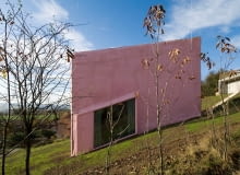 Vila Hermina projektu czeskich architektów Sepka Architekti. Tradycyjne schody zostały tu zastąpione pochylniami. czechy, nietypowe budynki, elewacja, dom jednorodzinny