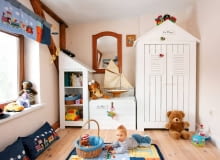 1. Staś nad morzem. Lambrekiny i poduszki uszyła babcia Stasia. Zrobiła też na szydełku ozdobne wykończenie koszyków na zabawki. Pokój dziecka. Pokój dziecięcy. Lambrekiny. Poduszki.