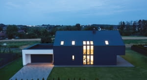 Stolarka FAKRO inspiruje architektów i inwestorów, tworząc domy pełne harmonii i nowoczesnego stylu.