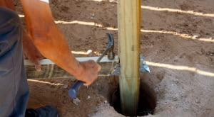 Osadzanie słupków ogrodzeniowych poniżej strefy przemarzania – jak zapewnić stabilność ogrodzenia na lata?