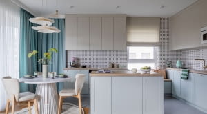 Duża kuchnia z wyspą – marzenie pani domu – płynnie łączy się z częścią jadalnianą. Obydwie strefy stały się centrum rodzinnego życia.