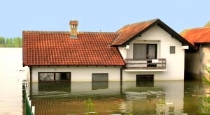 Włamanie, zalanie lub pożar? Sprawdź, jak sfinansować naprawę zniszczeń i odzyskać spokój w swoich czterech kątach