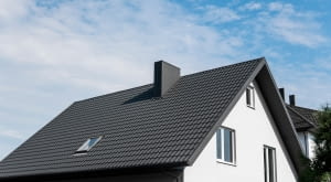 Blachodachówka modułowa – dlaczego warto wybrać budmat zamiast tradycyjnej dachówki ceramicznej?