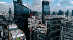 Wiecha na wieżowcu Skyliner II w Warszawie