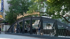 Most nad rzeką Białą z instalacją świetlną promującą Bielsko-Białą jako Polską Stolicę Kultury 2026