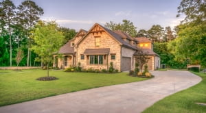 Jak przygotować ogród po zimie i kupić mądrze na nowy sezon? Kosiarka traktorek, tanie obrzeże ogrodowe i kokon ogrodowy w praktyce