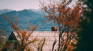 Jak zaaranżować przytulny domek w górach? Sprawdź!