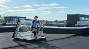 Elektryczne okno wyłazowe do dachów płaskich