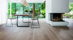 Jasna podłoga w salonie czy jadalni sprawdzi się zarówno w dużych, przestronnych pomieszczeniach, jak i w małych wnętrzach, które chcemy wizualnie powiększyć.