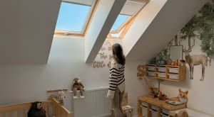 Głównym zadaniem rolet wewnętrznych do okien dachowych jest dekoracja pomieszczenia. Poza tą podstawową funkcją oferują jeszcze wiele udogodnień – tj. chronią przed promieniami UV czy pozwalają kontrolować ilość światła wpadającego do pomieszczenia.