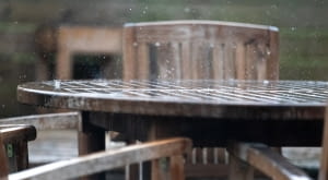 Meble ogrodowe drewniane, metalowe czy z technorattanu? Plusy i minusy każdego rozwiązania.