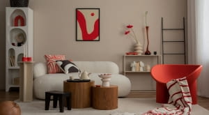 Nowoczesne mieszkanie pełne czerwonych akcentów