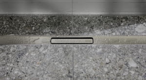 Nowy odpływ liniowy dostępny jest w kolorze czarnym z odporną na zarysowania powłoką PVD oraz zabezpieczeniem przed odciskami palców, a także w wykończeniu ze szczotkowanej stali nierdzewnej.