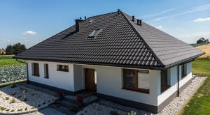 Jak obróbki blacharskie wpływają na nasz dach?