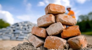 Obecna skala oddziaływania branży budowlanej na planetę pokazuje, dlaczego zmiana modelu funkcjonowania sektora stała się koniecznością.