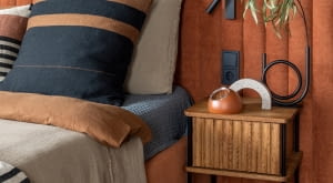 Stolik nocny w aranżacji sypialni