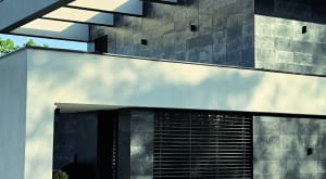 W bardzo bliskim sąsiedztwie lasu powstał dom jednorodzinny, który jest żywym dowodem na to, jak budynki z katalogu potrafią nawiązywać niepowtarzalną relację z mieszkańcami i z otoczeniem.