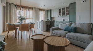 Światło, drewno i zieleń: współczesny azyl w sercu Jeżyc