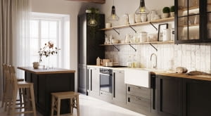 Półki w kuchni zamiast szafek wiszących