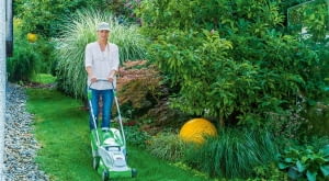 Kompaktowa kosiarka akumulatorowa do pielęgnacji niewielkich trawników, z automatyczną regulacją prędkości obrotowej i wysokości uchwytu. Cena ok. 1500 zł, Stihl