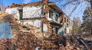 Czy warto kupić działkę z domem do rozbiórki?
