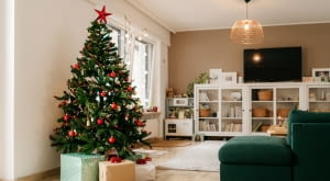 Ekskluzywne choinki sztuczne - czy warto dopłacić? Porównanie tańszych i droższych modeli