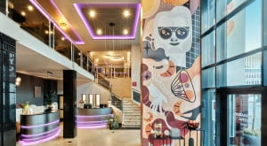Mural "Stan Nieważkości" w hotelu Leonardo Royal