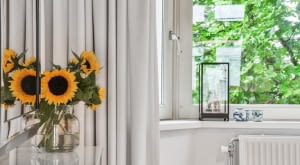 Roleta rzymska czy zasłony? Co wybrać do nowoczesnego salonu?