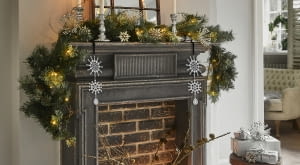 Luganville – ręcznie wykonany zestaw z kamionki. Zawiera cztery duże talerze, cztery małe talerze i cztery miski. 589 zł, loberon.pl