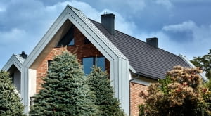 Murowane detale dachu: jak zabezpieczyć newralgiczne punkty konstrukcji?