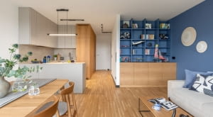 Kluczowym elementem aranżacji są zabudowy meblowe wykonane według projektów jlw studio. Tworzą spójny system obecny w całym  mieszkaniu, oparty na tych samych materiałach i barwach.