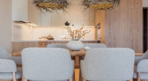 Mocnym akcentem tej przestrzeni są dwie duże, zawieszone nad stołem lampy w stylu boho ze sklepu Atria – plecione niczym ptasie gniazda z naturalnej trawy morskiej.