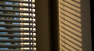 Rolety termoizolacyjne – jak działają i czy naprawdę oszczędzają energię?