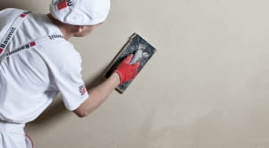 Zacieranie końcowe powierzchni tynku pacą z twardej gąbki