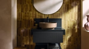 Czystą formę elementów sanitarnych podkreśla nowy kolor ceramiki Clay Terra Matt – ziemisty odcień terakoty, który nadaje produktom głębi i rzemieślniczego charakteru. Zdaniem jury kolekcja spełnia najwyższe wymagania estetyczne i funkcjonalne, a jednocześnie zachwyca subtelną elegancją i różnorodnością zastosowań.