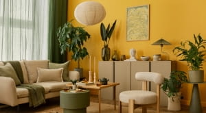 Mieszkanie z żółtą ścianą