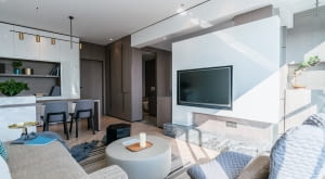 Przestronne mieszkanie z wanną w sypialni