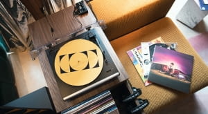 Stacja z winylami w TRIBE Paris Clichy Hotel