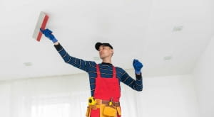 naprawa spadającego tynku z sufitu