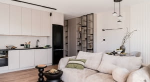 W wystroju dominuje paleta brązów, z jasnym kaszmirowym odcieniem na czele.