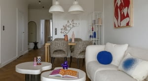 Mieszkanie, na warszawskiej Woli, które czaruje formą i kolorem