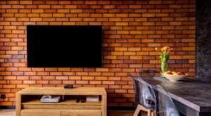 Jak stworzyć efekt ściany z cegły bez dużego remontu?