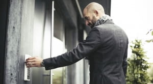 Fizyczne i finansowe warstwy ochrony mienia. Jak polisa dopełnia systemy alarmowe i monitoring?