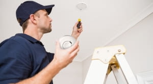 Montaz czujnika dymu na suficie