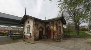 XIX-wieczny szalet przy dworcu PKP w Częstochowie w kwietniu 2026 roku.