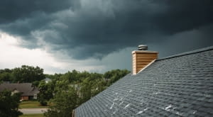 Niebezpieczne burze w sezonie letnim: Jak zabezpieczyć konstrukcję dachu przed żywiołem?